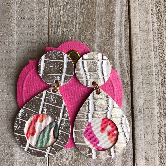 NWT Earrings, Designer White Metallic,light weight - Picture 4 of 6